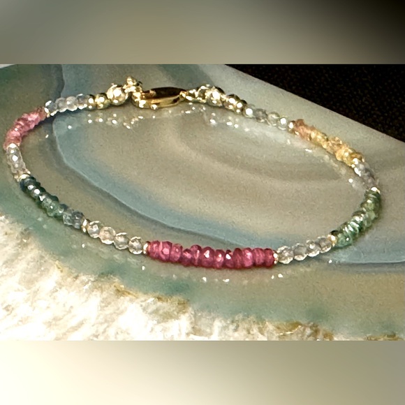 Labradorite and multi sapphire bracelet set in Goldfill accents and clasp - Picture 3 of 6